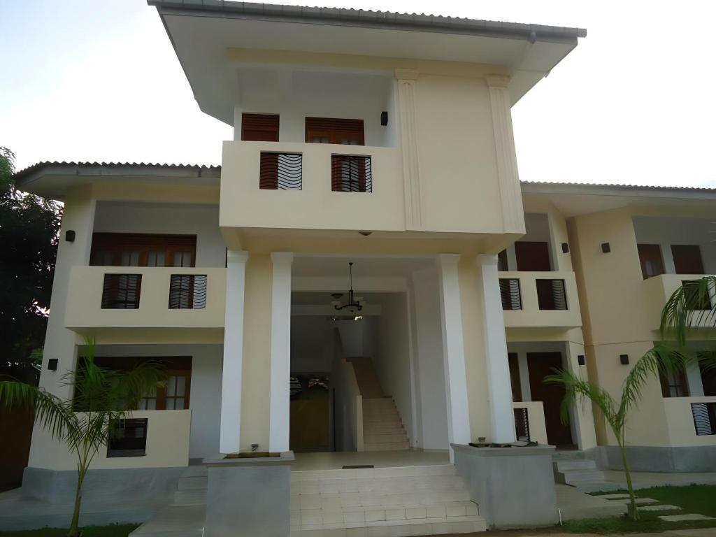 Kent Hotel Tissamaharama Exterior photo