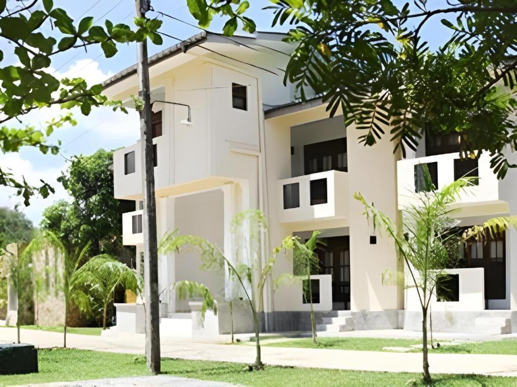Kent Hotel Tissamaharama Exterior photo